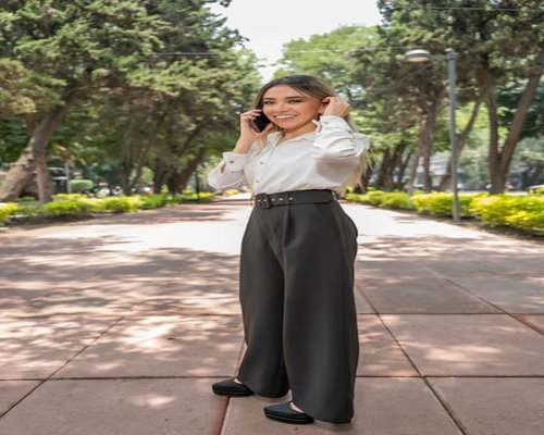 Mujer caminando tranquila por un parque en la ciudad durante su descanso
