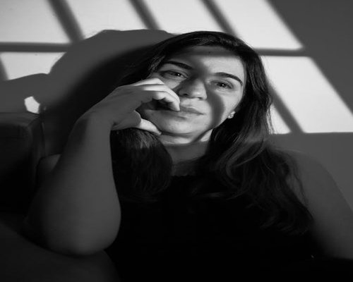 Retrato de Mariana López, coordinadora de contenidos, sonriendo en un entorno iluminado